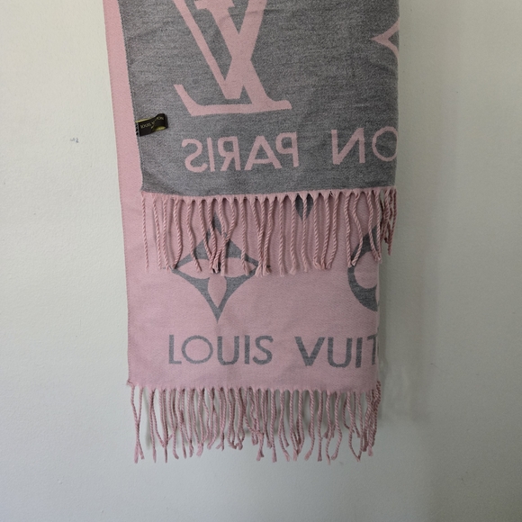 Louis Vuitton Reykjavik Scarf - Picture 5 of 9